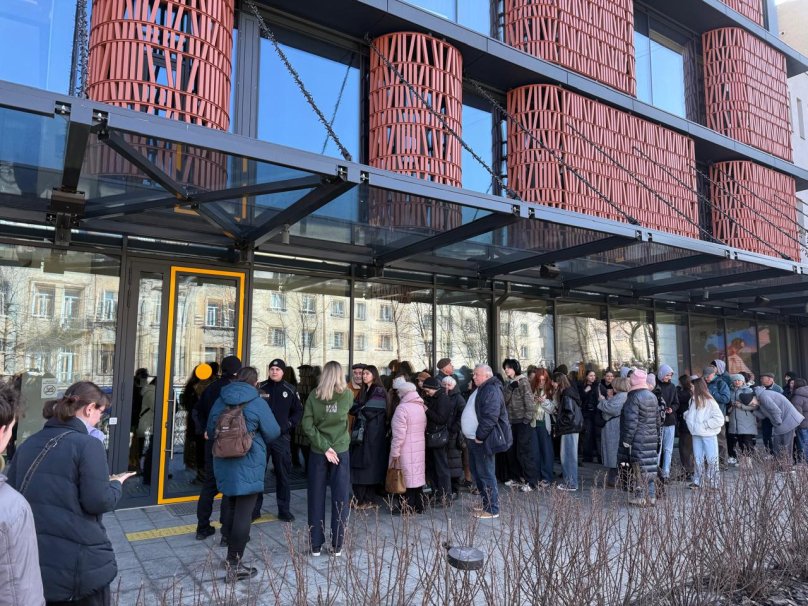 Черга до галереї ZAG