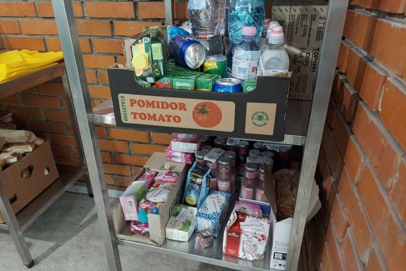 Їжа, яка надійшла до продовольчого банку. Фото Lviv.Media