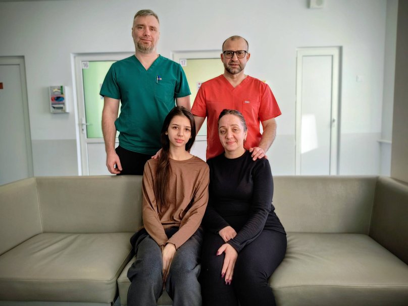 У Львові школярці провели складну операцію з видалення пухлини у зоні сонячного сплетіння – 01