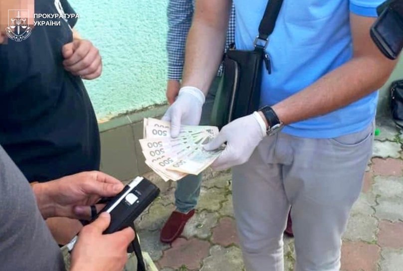 Вимагав гроші і ховав таблетки в панчохах: голова ГО з Яворівщини отримав вирок – 01