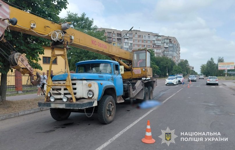 П’яний водій автокрана збив двох чоловіків на переході біля церкви в Шептицькому – 01