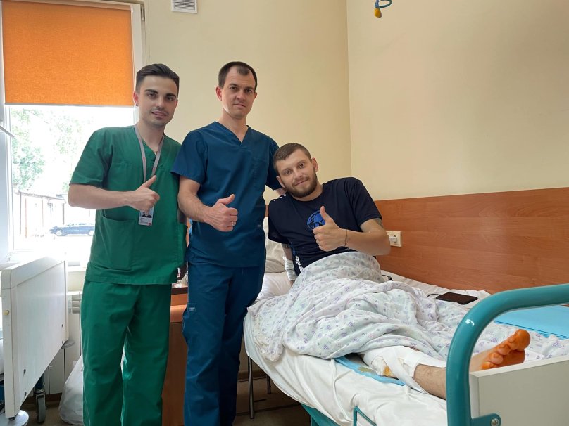 Щоб врятуватись, повзли замінованим полем: львівські лікарі рятують роздроблену ногу захисника – 01