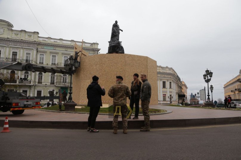 Пам’ятник Катерині ІІ в Одесі демонтовуватимуть – 02