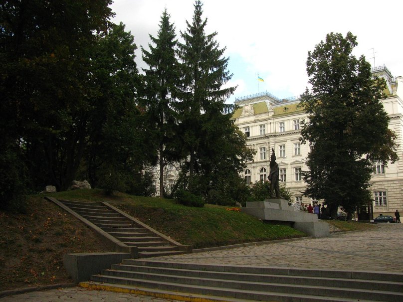 У площу входить пам’ятник Чорноволу, ЛОВА та обласна рада