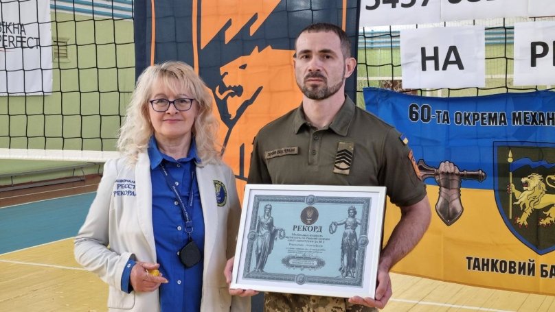 Керівниця Національного реєстру рекордів України Лана Вєтрова та військовослужбовець Сергій Білов