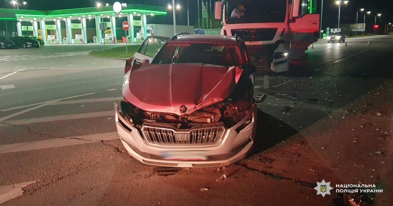 ДТП у Пасіках-Зубрицьких: після зіткнення з фурою водійка Škoda у важкому стані – 01