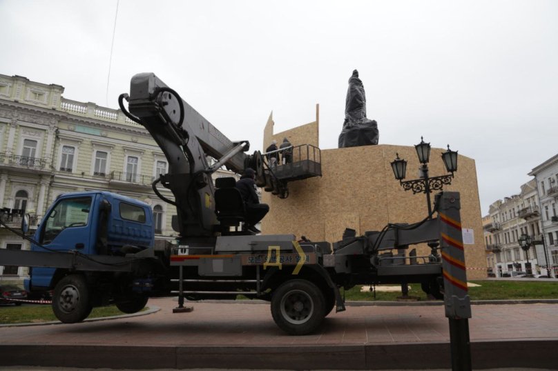 Пам’ятник Катерині ІІ в Одесі демонтовуватимуть – 01
