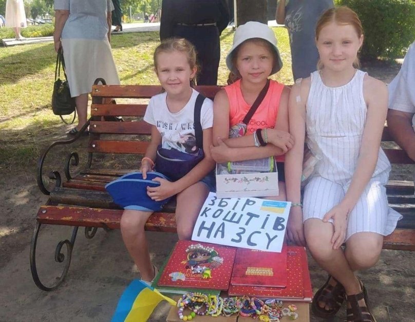Дівчата з Яворівщини збирають гроші на ЗСУ. Фото ЛОВА