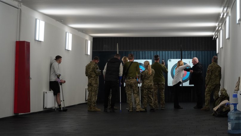 Ветерани та військові вчаться стрільбі з лука