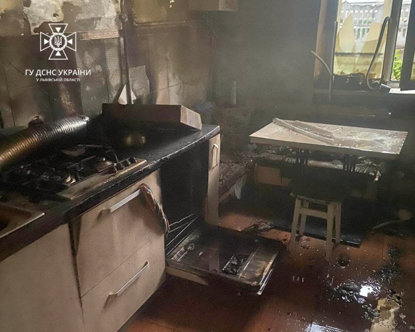 На Львівщині в житловому будинку загорілася кухня: причини пожежі встановлюють – 01