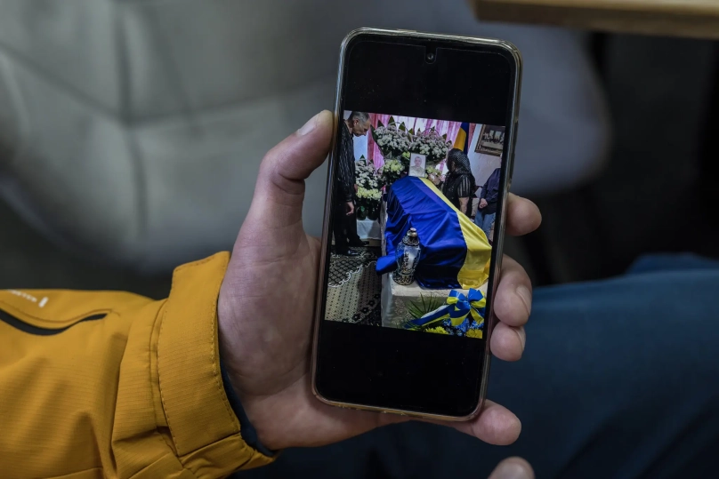 Телефон, на якому зображене фото з похорону 