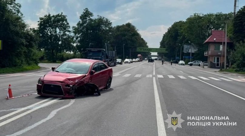 Розтрощена Skoda опинилася у кущах, 54-річного водія госпіталізували — поблизу Львова сталася автотроща – 01
