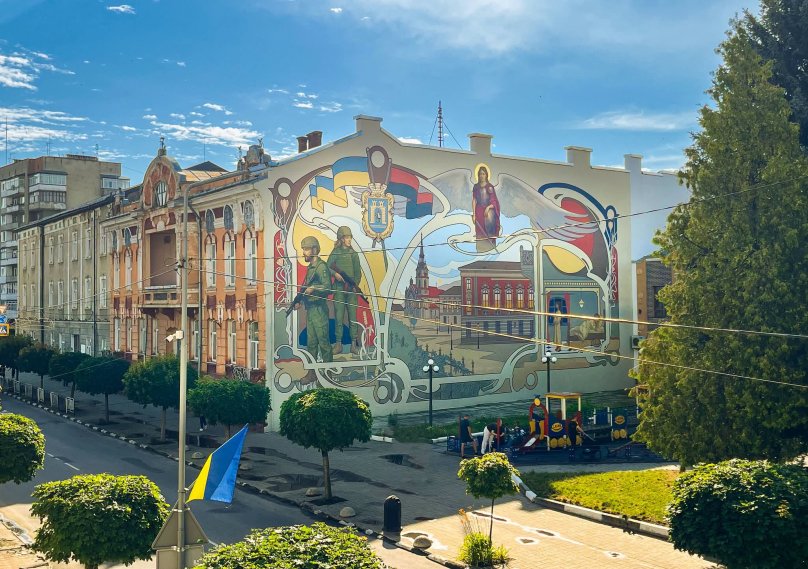 На будинку у центрі Стрия створили унікальний стінопис із захисниками та Архангелом – 01