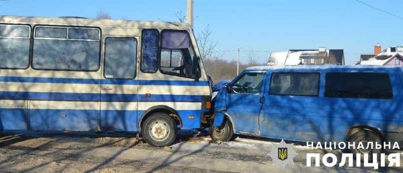 У Яворові зіткнулися маршрутка та мікроавтобус — травмувався один із водіїв – 01