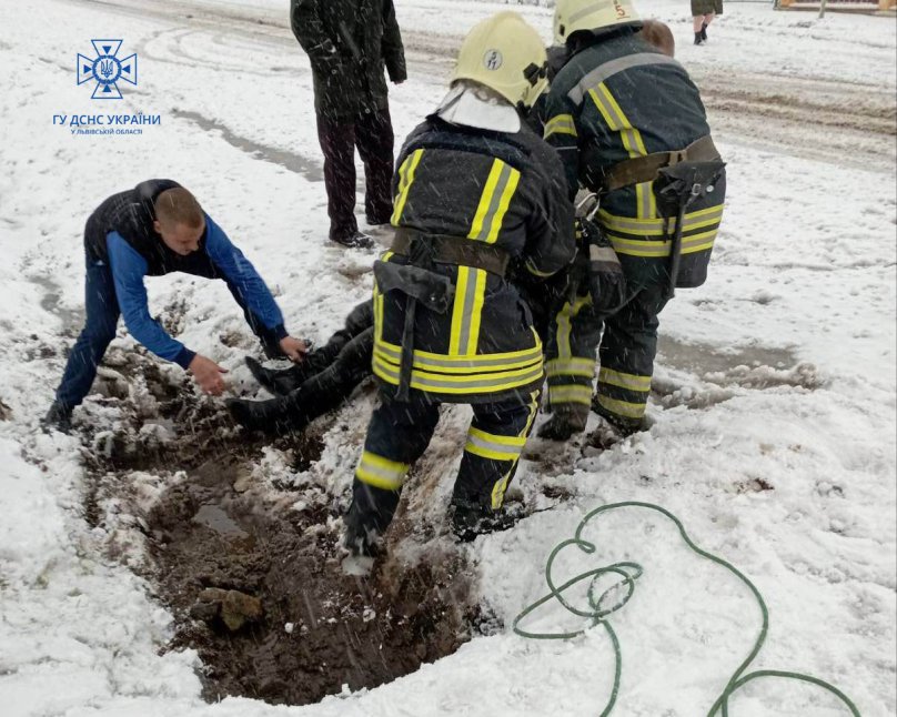 Рятувальники витягують чоловіка зі стічної труби. Фото: ДСНС Львівщини. 