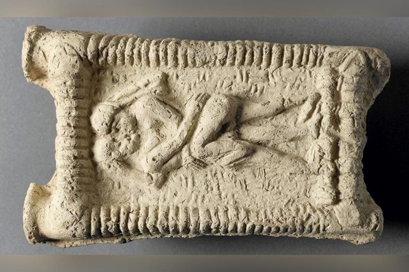 Вавилонська глиняна модель, датована 1 800 роком до нашої ери, показує оголену пару на дивані, яка займається сексом і цілується. Фото: The New York Post