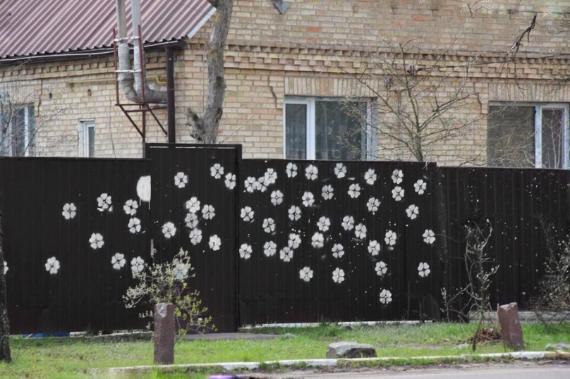 Місцеві малюють квіти навколо слідів від куль Фото: Вікторія Кульженко