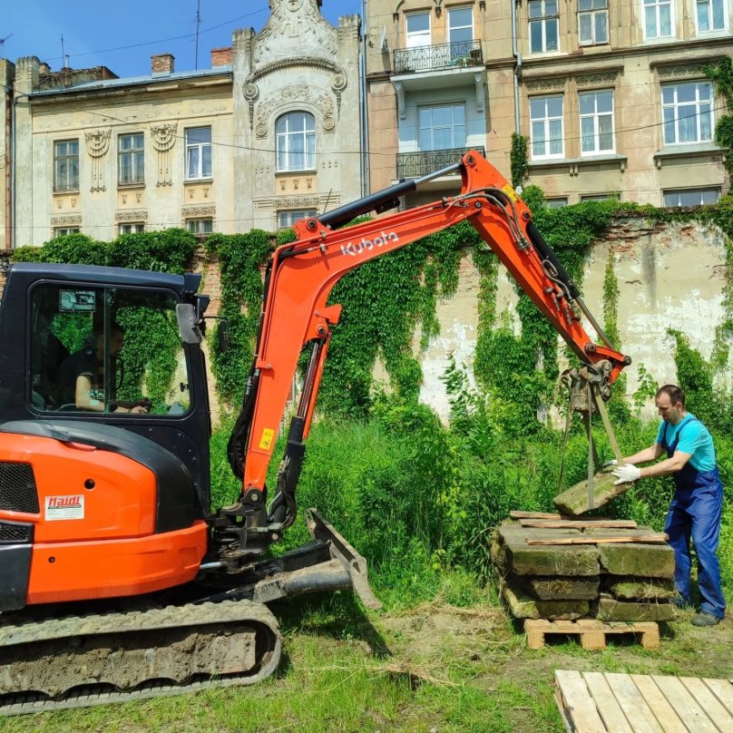 У Львові перенесли майже 200 єврейських надгробків з тюрми на Лонцького – 01