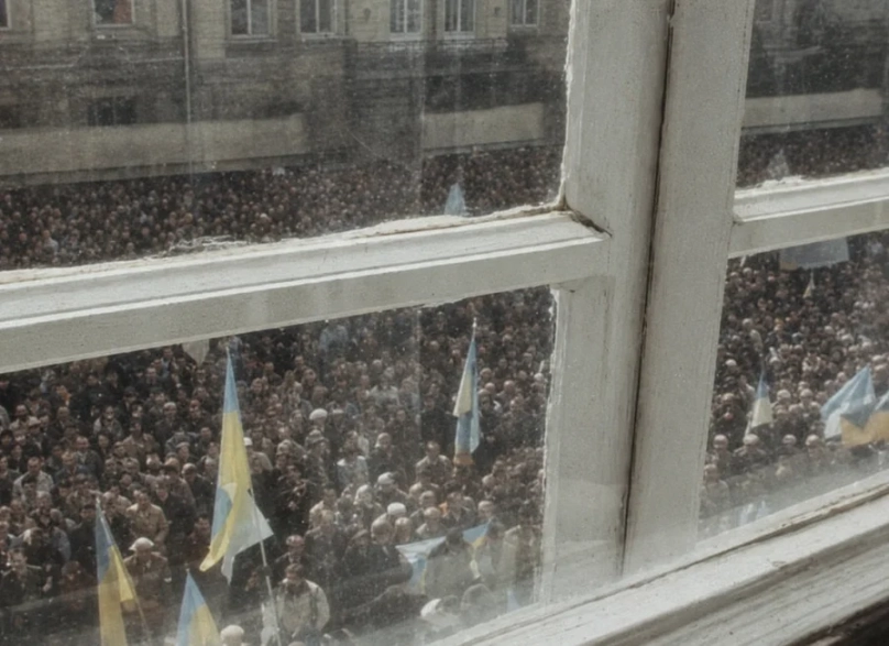 Протестувальники під вікнами Львівської ратуші, 1990 рік