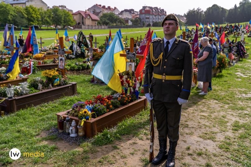 Почесна варта біля могил полеглих Героїв. Фото: Lviv.Media. Микита Печеник