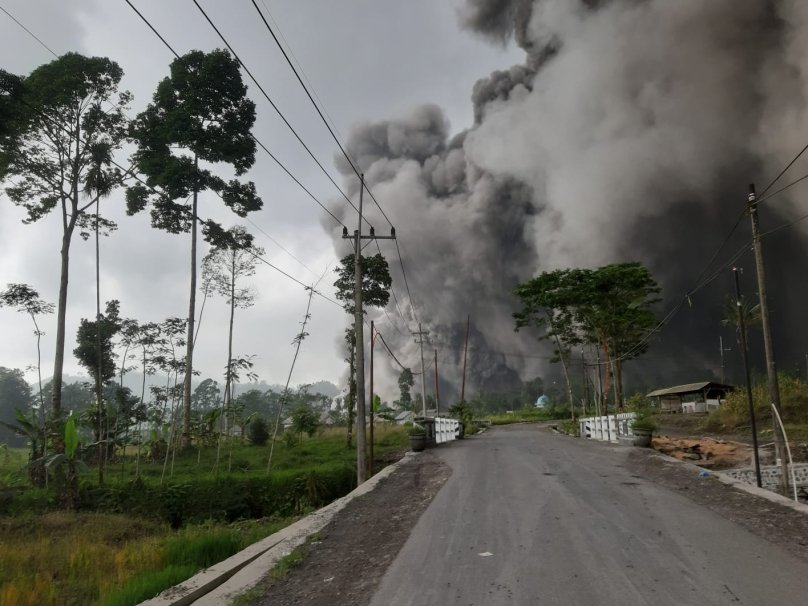 В Індонезії виверження вулкана: евакуювали 2 тис. людей – 02