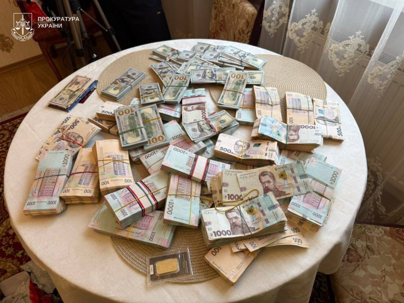 Знайдена готівка під час обшуків