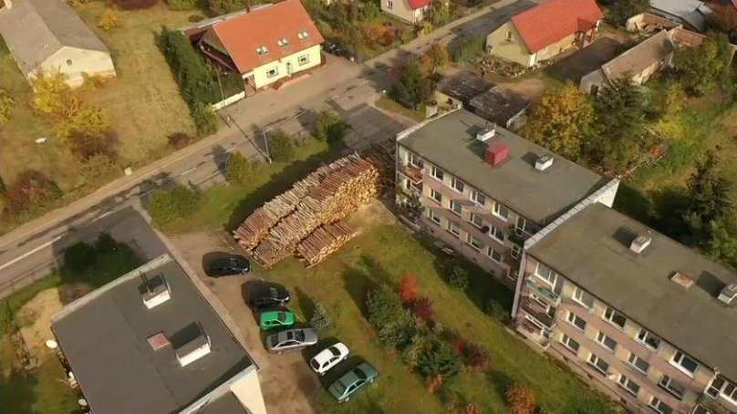 Підготувались до зими: в одному із польських сіл мешканці закупили запас дров на весь опалювальний сезон – 02