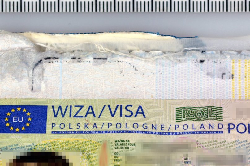 На кордоні з Львівщиною українка хотіла проїхати з розірваним навпіл паспортом – 01