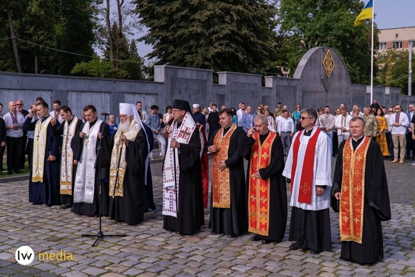 Духовенство читає молитву. Фото: Lviv.Media. Микита Печеник