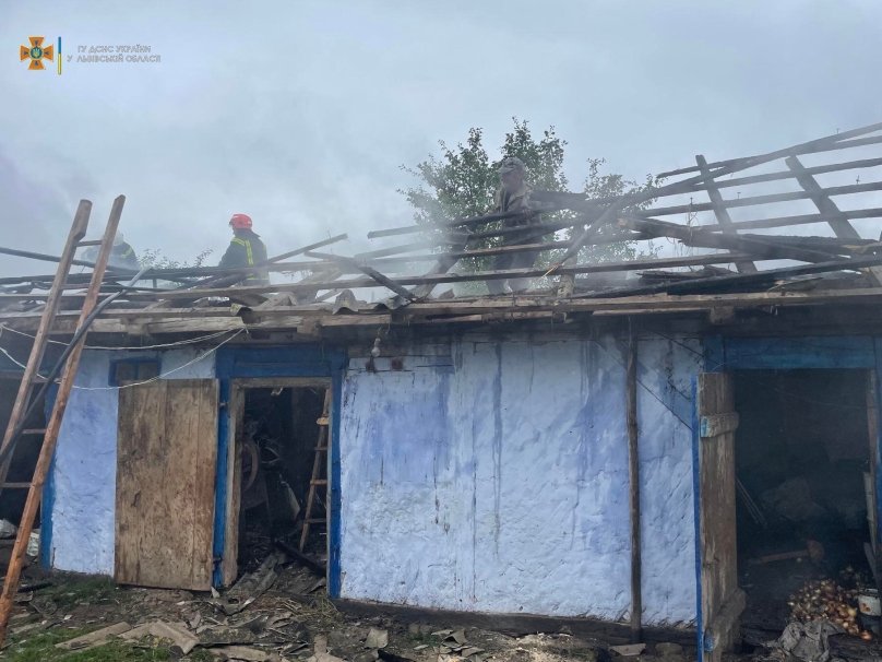 Рятувальники ліквідовують вогонь. Фото: Головне управління ДСНС України у Львівській області