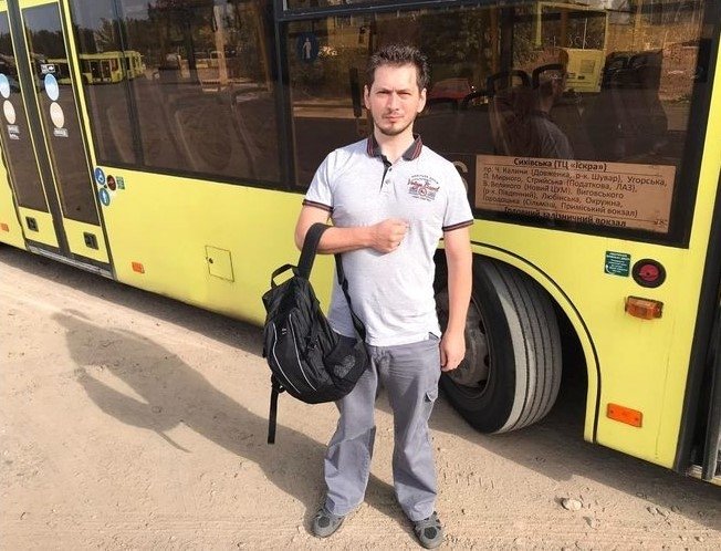Чоловік повернув свій наплічник, загублений в автобусі. Фото: ЛК АТП-1