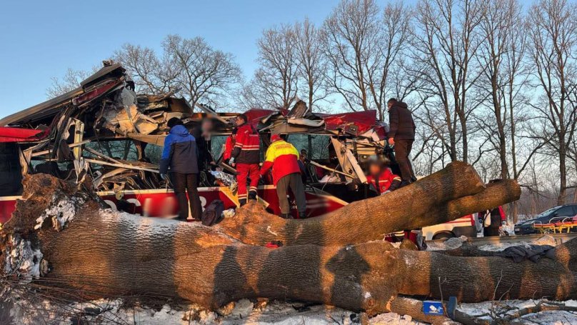 Автобус вилетів з дороги біля Любінців на Стрийщині: 7 людей у лікарні – 02