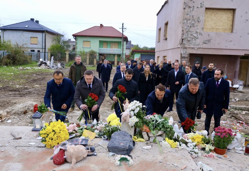 Покладання квітів на місці загибелі родини