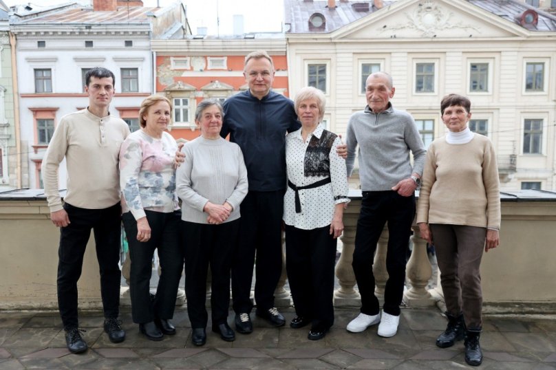 На фото найкращі двірники районів міста