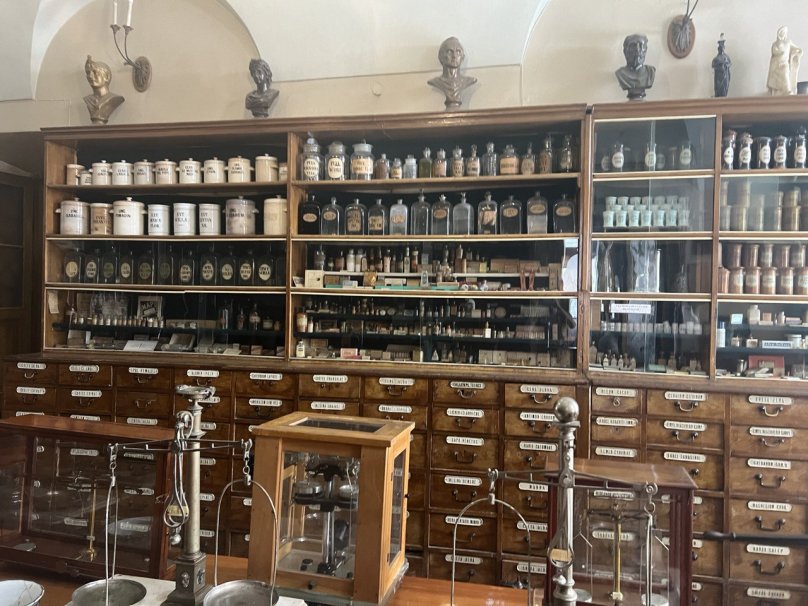 У Львівській аптеці-музеї у минулих століттях купували косметичні засоби. Рецепти деяких з них залишилися до сьогодні.