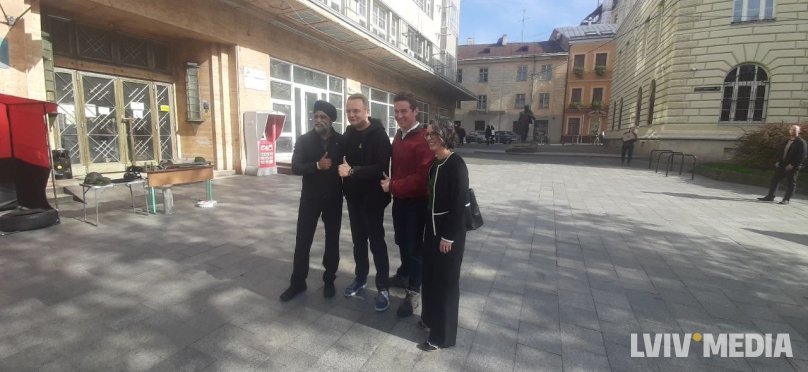 Гарджіт Саджан фотографується з Андрієм Садовим у центрі Львова у супроводі своєї делегації. Фото: LVIV.MEDIA