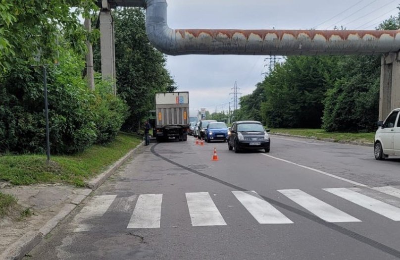 Вантажівка, яка збила велосипедиста у Львові. Фото: поліція Львівської області