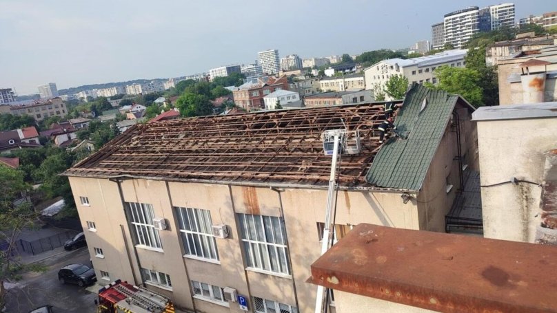 Пошкоджений дах будівлі Шевченківської районної адміністрації