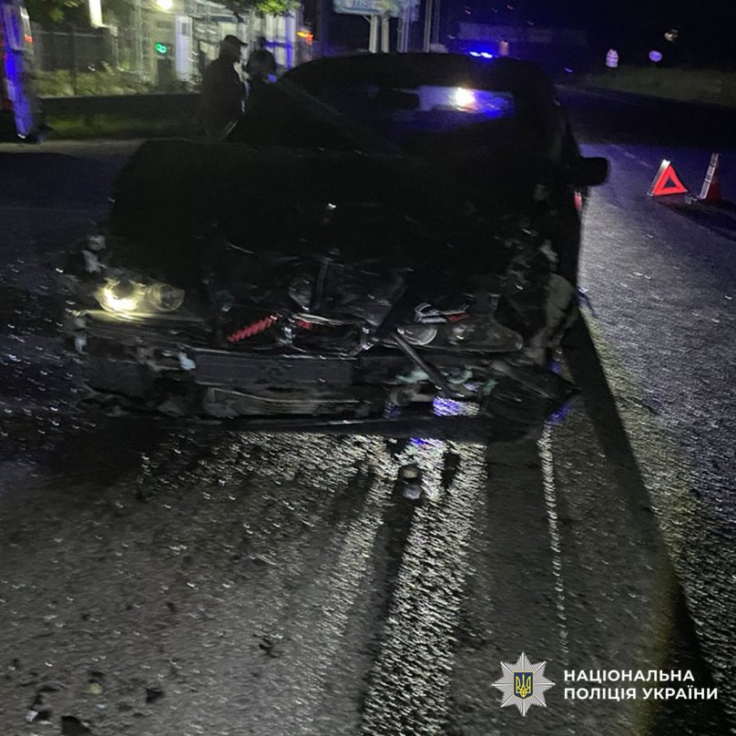 Фото з місця ДТП (авто потерпілого Остапа Кінаша— BMW)