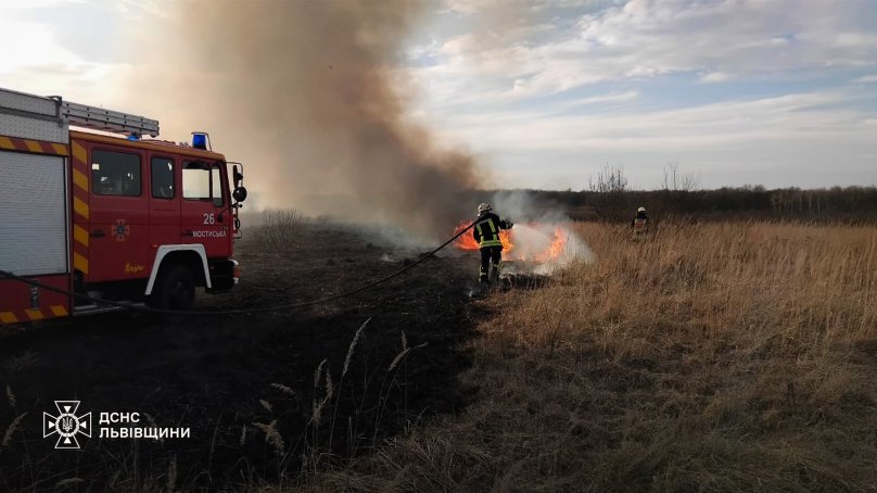 На Львівщині за одну добу згоріло понад 17 га сухої трави – 01