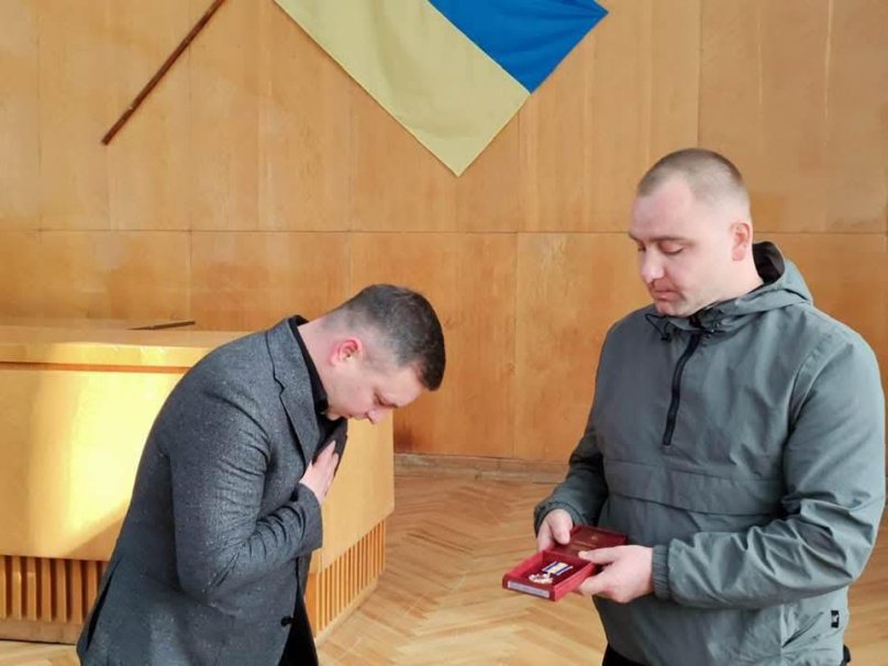 На фото нагороди отримують родини полеглих захисників