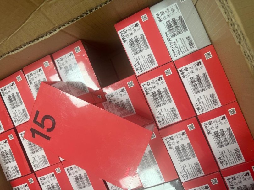 Виявлені у посилці смартфони