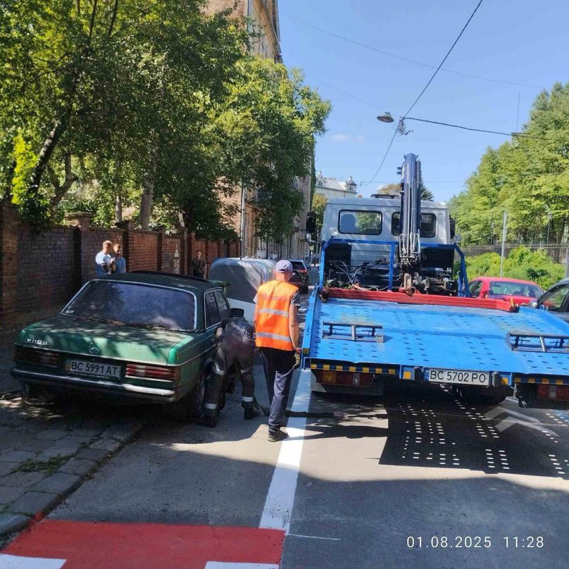 У Львові евакуювали на спецмайданчик покинуте біля університету авто – 01