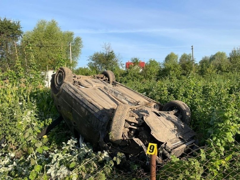 Автомобіль перекинувся в одному зі сіл Яворівського району. Фото: поліція Львівської області