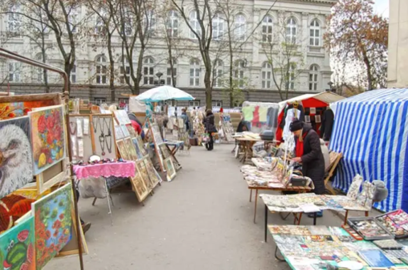 Львівські блошині ринки: де знайти унікальні речі та антикваріат – 02