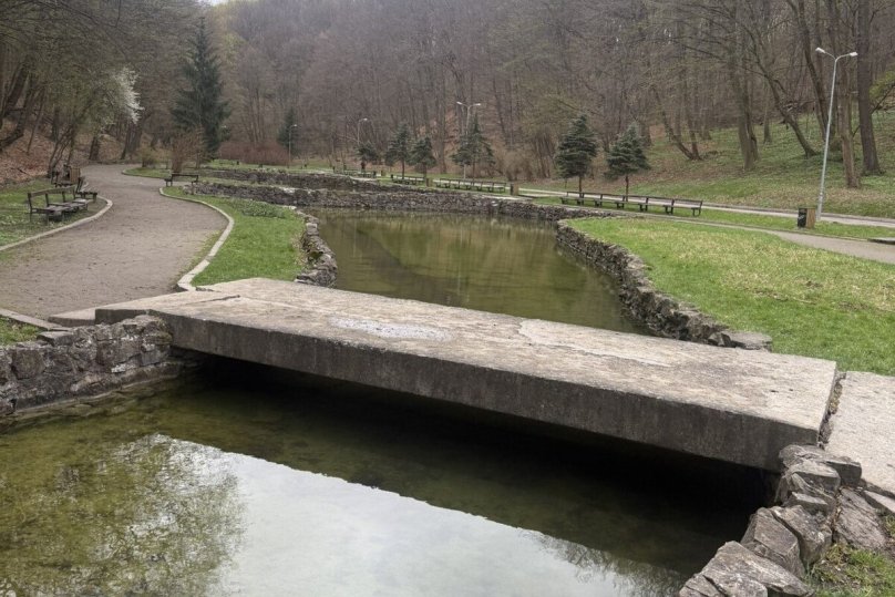 Наповнене водою озеро у парку «Погулянка» 