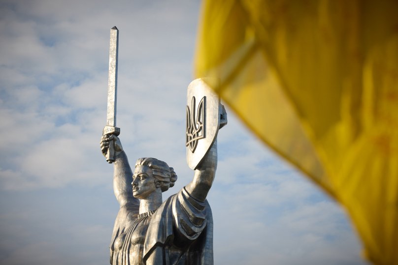 Державний прапор підняли біля Національного музею війни за незалежність України. Фото Офісу Президента