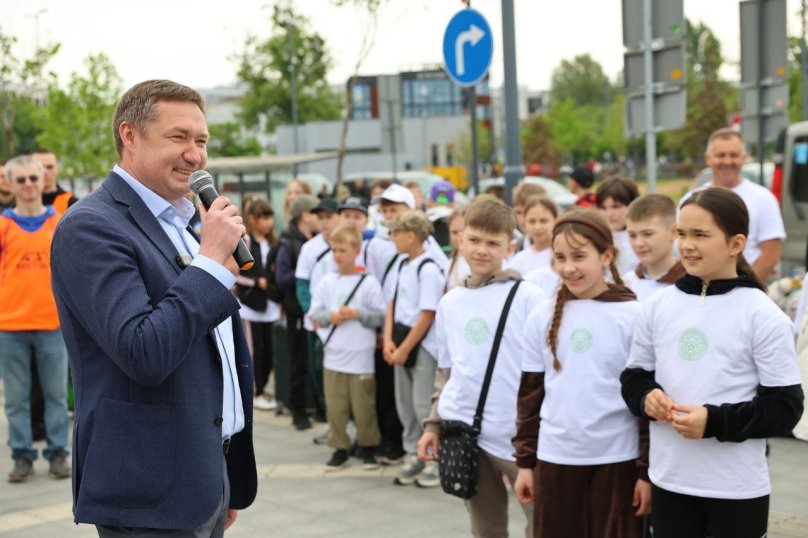 Максим Козицький вітає дітей на вокзалі