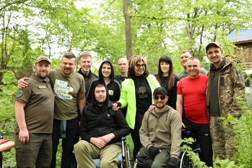 Благодійники з ветеранами під час висадки дерев у Винниківському лісі