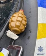 Розгулював вулицями Львова з гранатою: патрульні виявили нетверезого чоловіка – 01